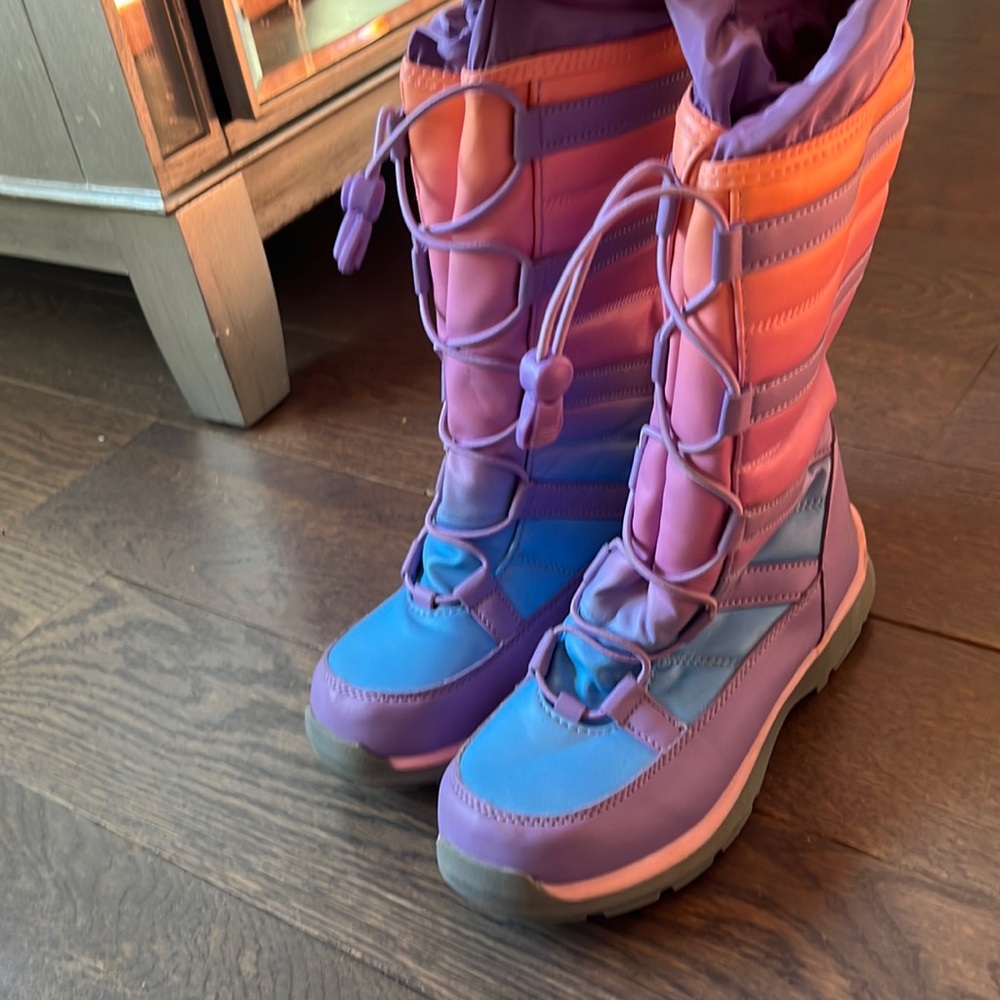 Lands End size 4 girls completely waterproof winter boot